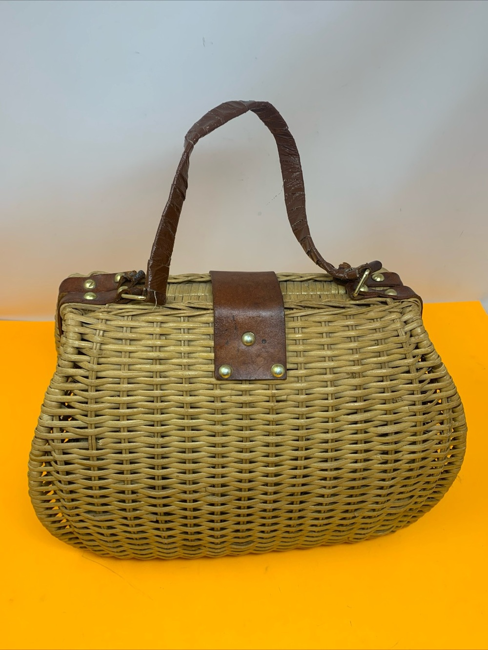 Vintage 1960s(?) Rockabilly woven purse bag with defects broke handle Still cute - Picture 6 of 16